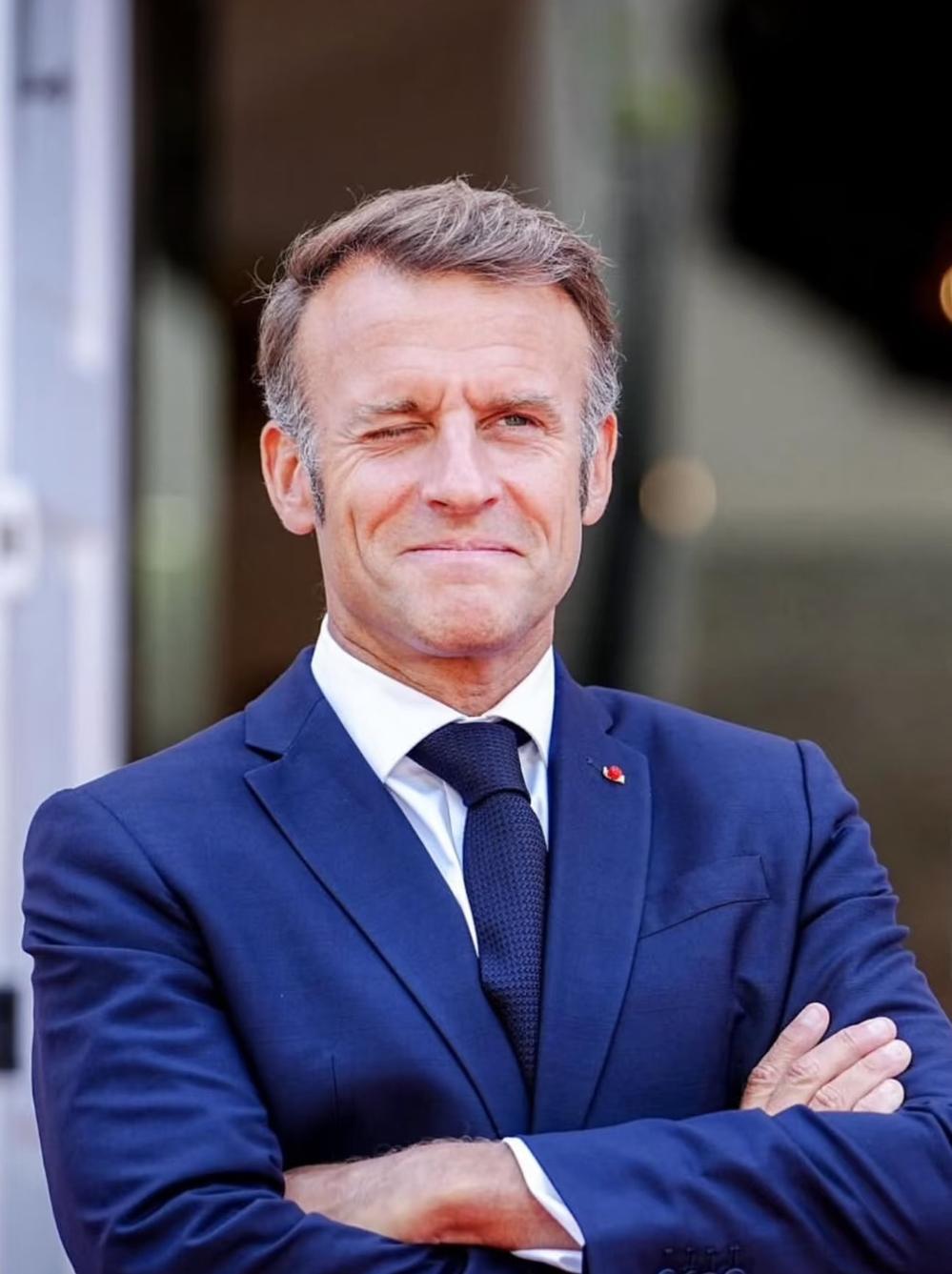 日本《产经新闻》12月3日报道：日本政府已经通过外交渠道通知马克龙，让马克龙慎重