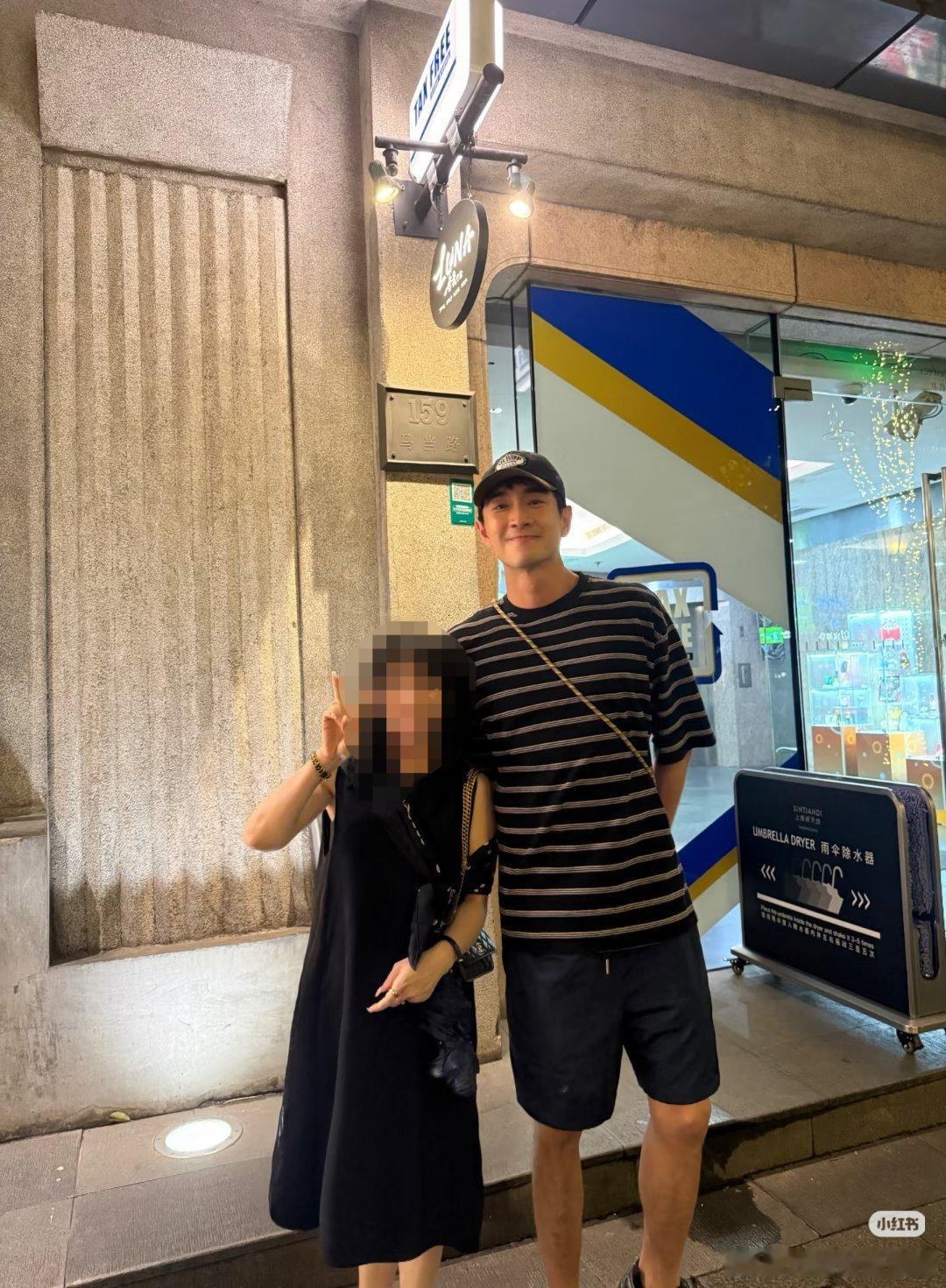 有网友在新天地偶遇林更新，大新又素颜合影了。 