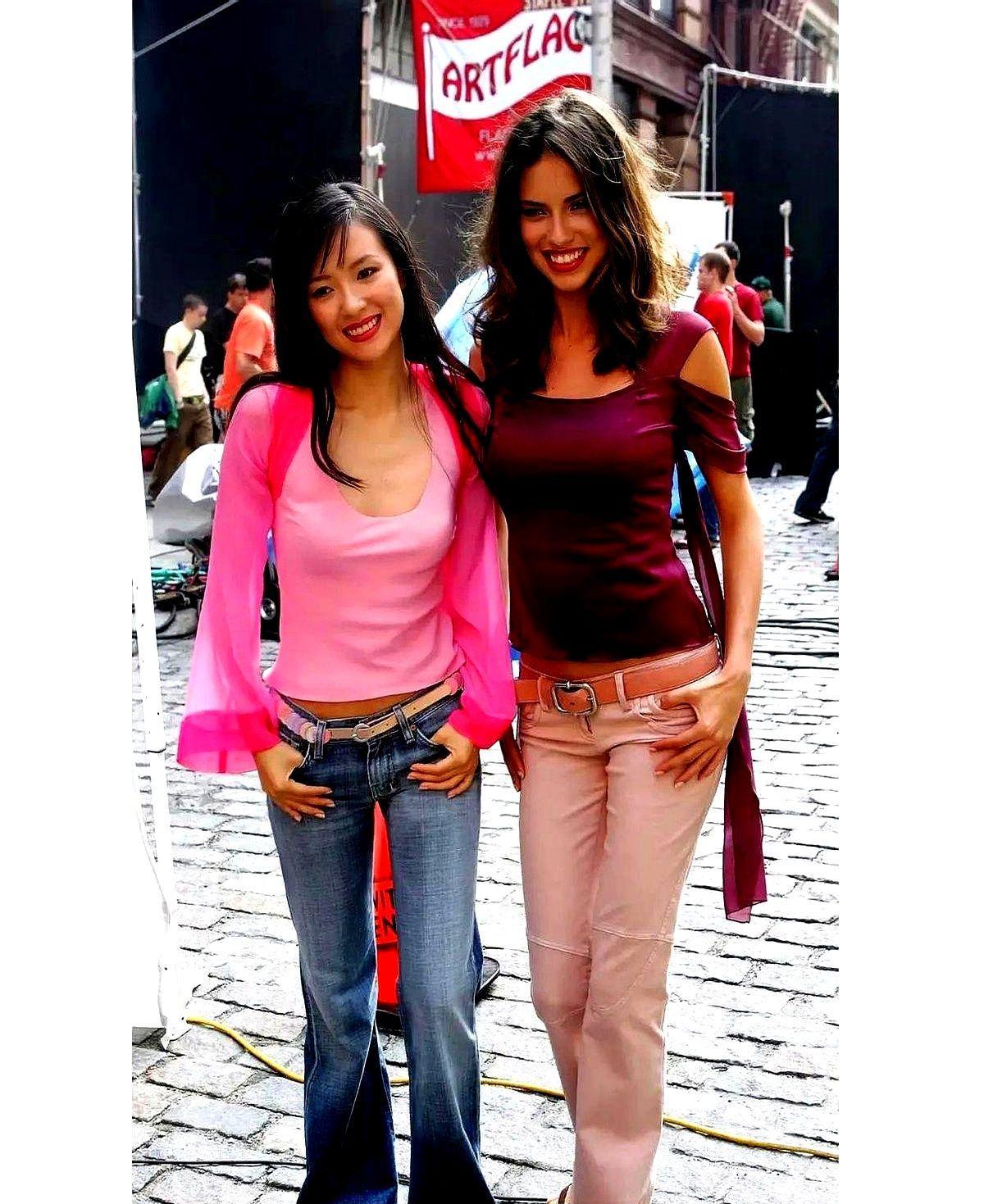 章子怡上过维密秀，跟超模站一块儿，身高差一截，却抢眼得很。
荧光粉造型进大都会博