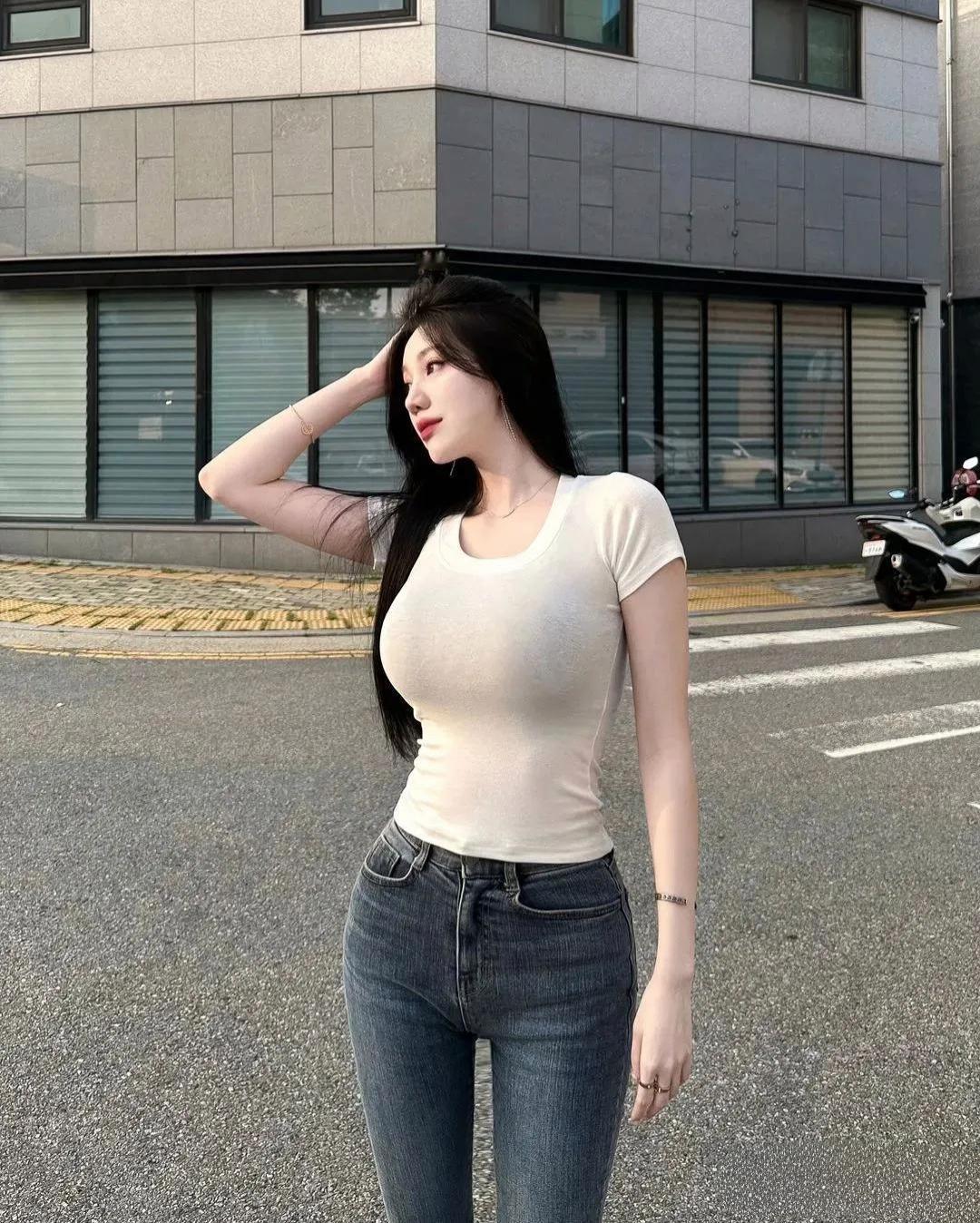 都市街头风，简约白T恤+牛仔裤，随性自然。