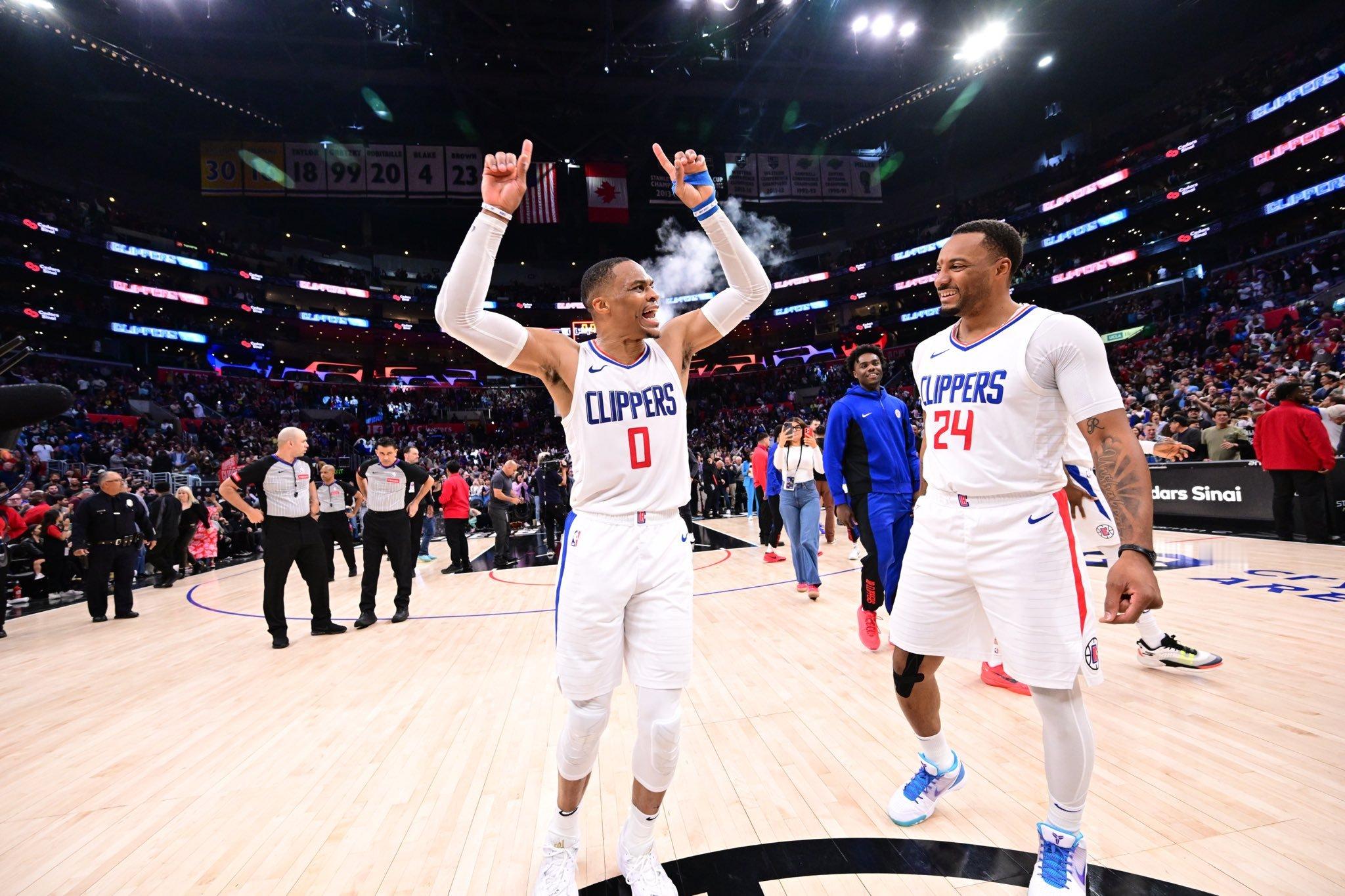 在第三节比赛进行到 5 分09秒时，哈登和塔克坐在替补席上，快船落后 22 分。