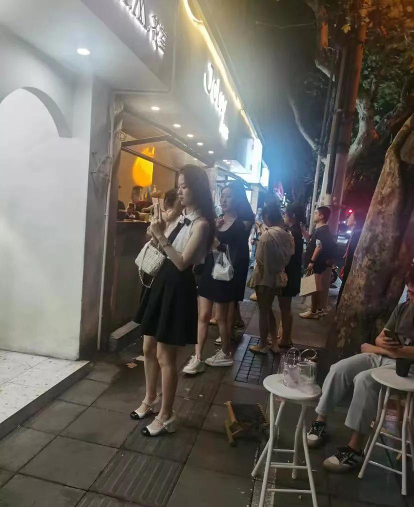 现在上海流行端着杯酒站着喝?
今天路过长乐路发现好多这种端着杯酒站着喝的，酒吧就