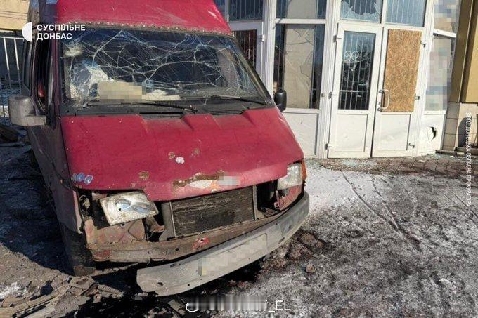 今天俄罗斯军队造成了一起重大平民伤亡事件：一枚集束弹头的“龙卷风”火箭弹击中德鲁