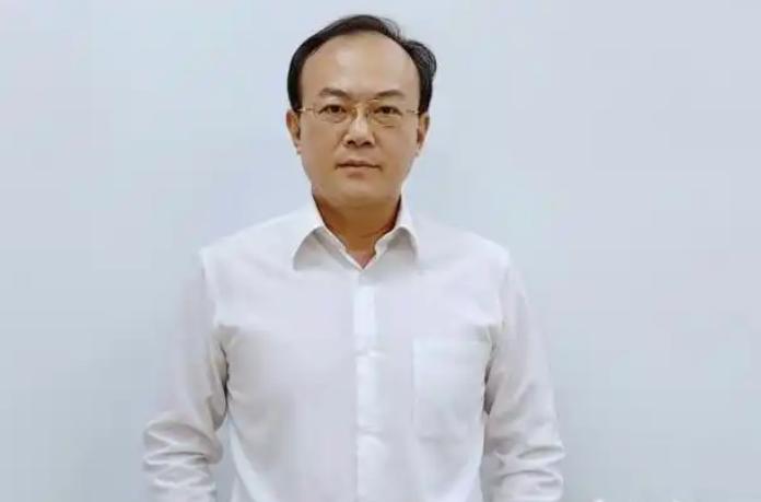 台湾舆论场最近炸出一颗深水炸弹。彰化师大本土教授连发三万字长文，公开拿出完整的“