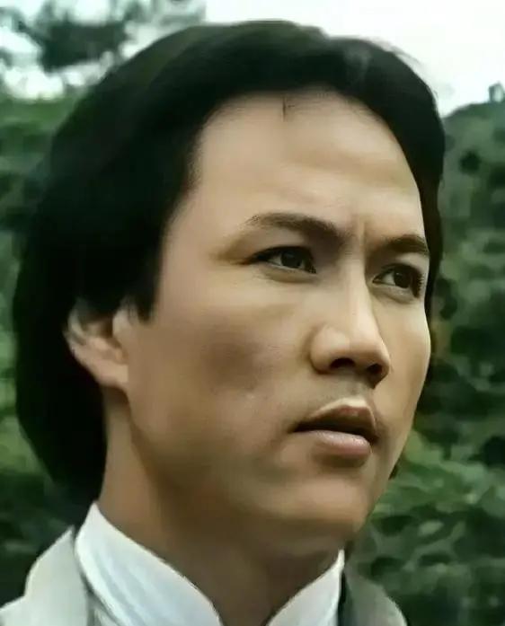 77岁霍元甲，拒见梁小龙，梁小龙直播里叹气，说两年前飞洛杉矶，带了两瓶茅台，站在