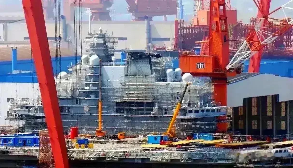辽宁舰最新保养进度曝光，航母甲板及舰岛全是脚手架和工地场景。
通过近期曝光的图片