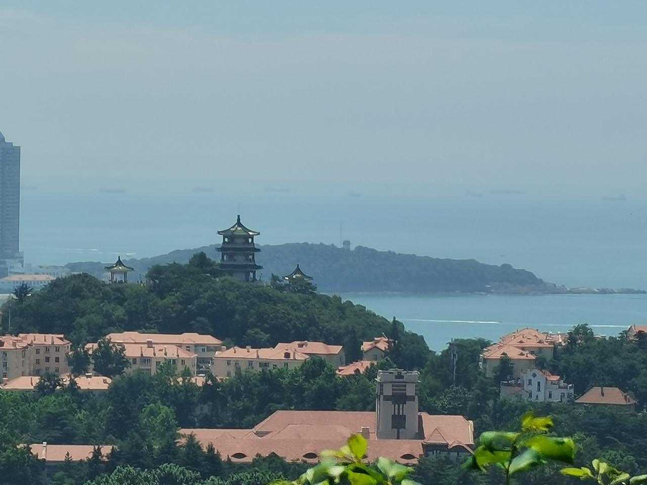 下联：东张西望找东西。