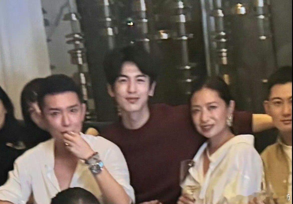 张凌赫怎么跨脸了… 花期好短 ​​​
