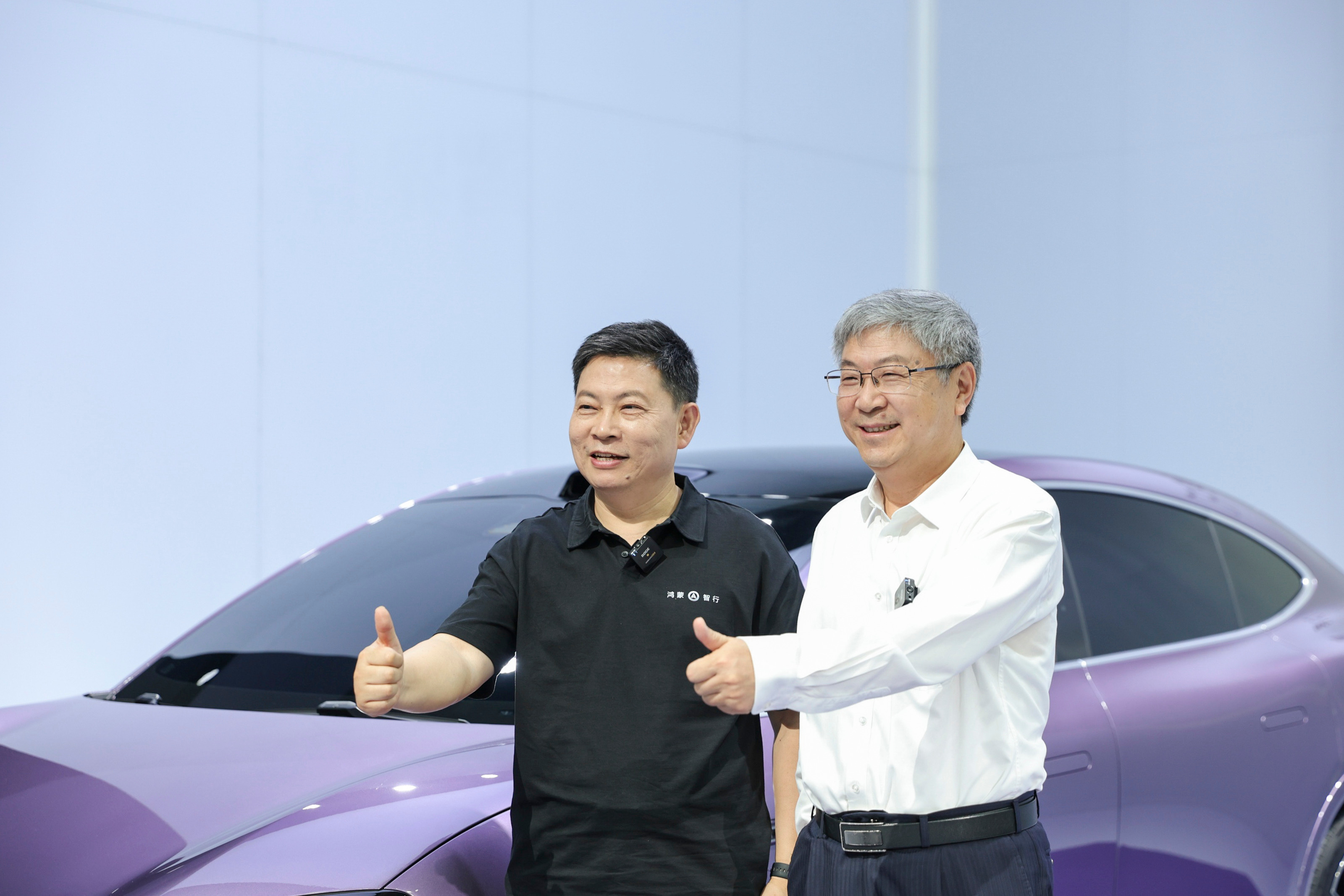 成都车展余承东和奇瑞董事长尹同跃一起亮相鸿蒙智行展台，#余承东尹同跃称在智界上全