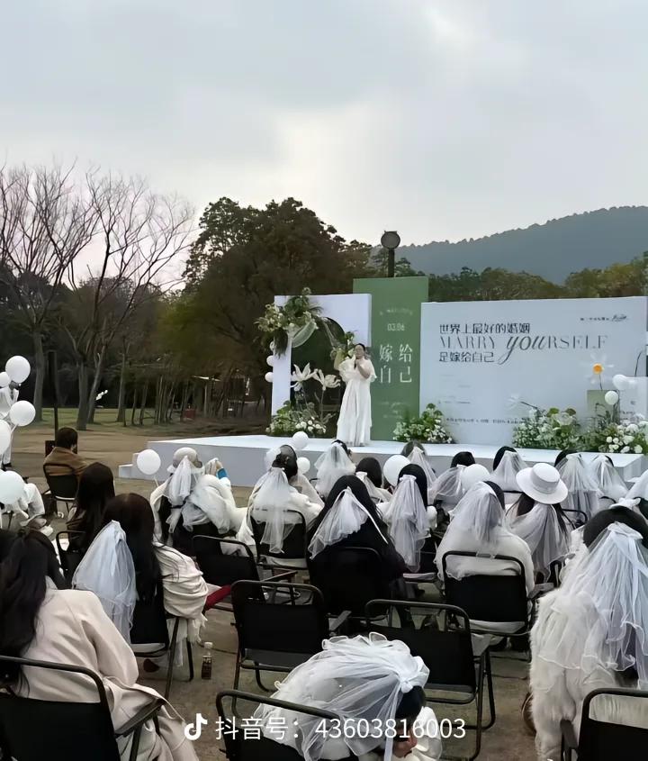 云南那个搞“嫁给自己”婚礼的博主，最近翻车翻得挺惨——组织70多个姑娘穿高定婚纱