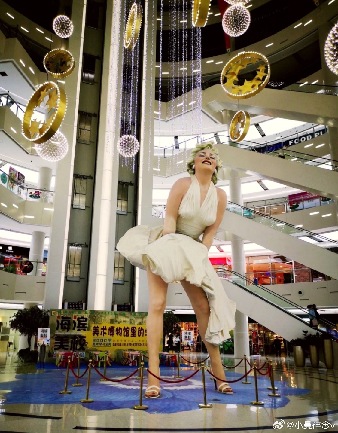 大连商场回应拆除8米高梦露雕像真的搞不懂当初为啥要摆这么个雕像，早该拆了！梦露的