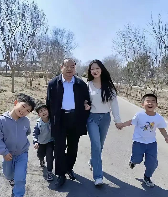 明星哭穷翻车现场，72小时全网围观
 
张纪中晒豪宅被扒是剧组布景，闫学晶直播说