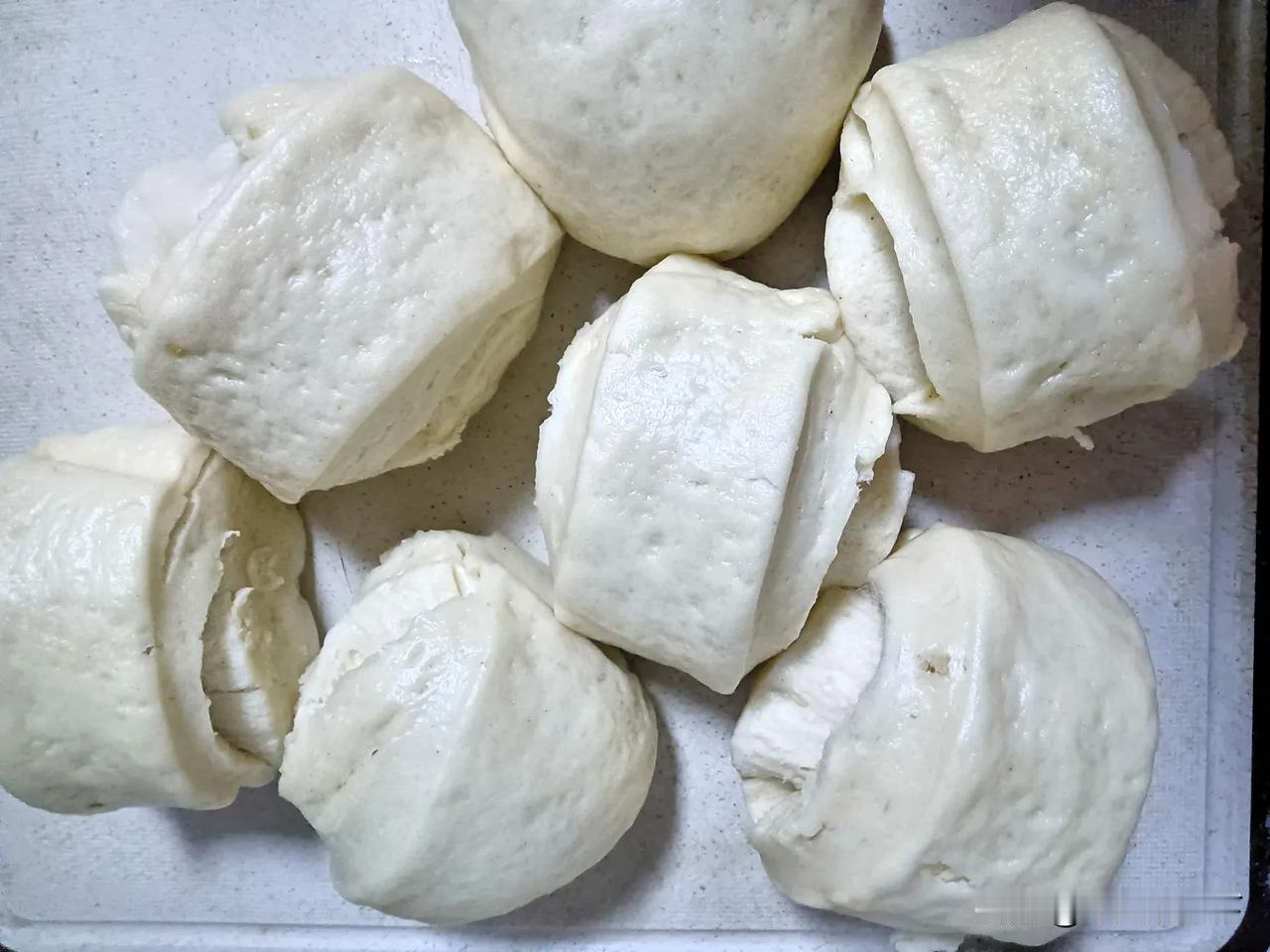 我蒸的手工馒头
 
刚出锅的手工馒头，一个个蓬松暄软，在案板上堆叠出温暖的弧度。