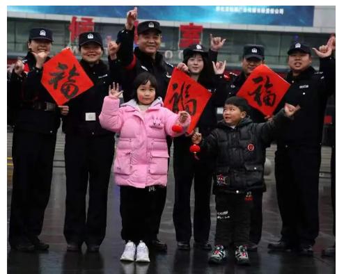 美国网民开始讨论一个让华盛顿政治精英们皱眉的话题：为什么不让美国警察向中国同行学