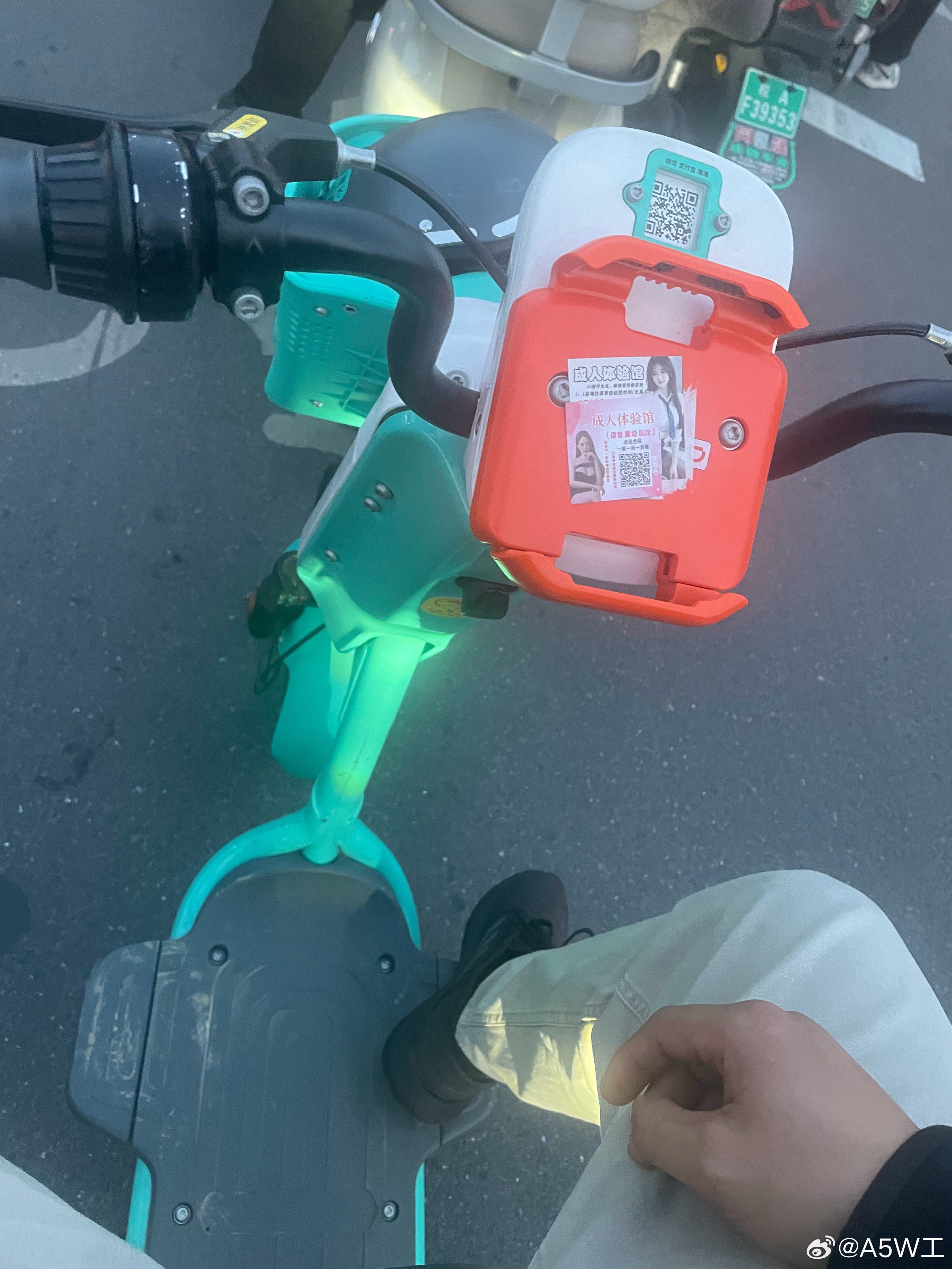 这滴滴青桔电瓶车简配严重啊，今天看到一个新车，之前外面的覆盖件基本全部没了，剩下