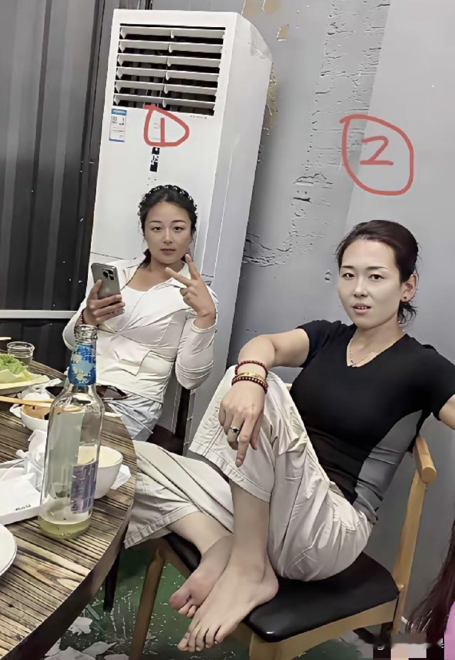 让你选一位做媳妇，彩礼一样，请做出决定。
两位颜值都差不多，身材嘛貌似二号要好一