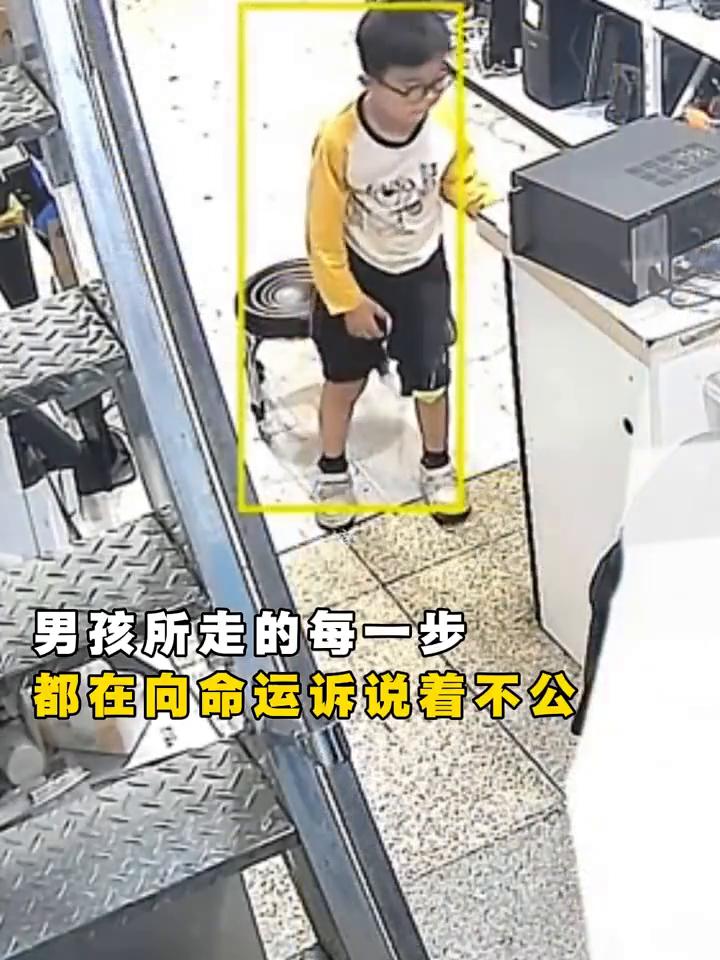 瘫痪五年的儿子突然能自己站起来了。
男孩先是缓慢坐起身来，随后尝试着站了起来。妈