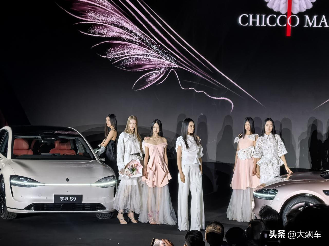 近日，在AW2026北京时装周享界时尚之夜暨「寰宇春辰」发布会上，享界S9T星玫