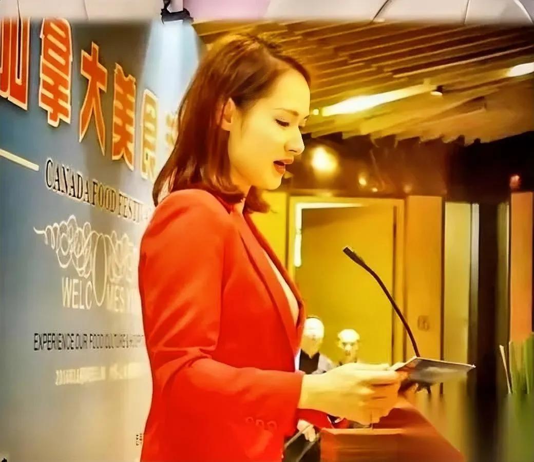陈璇这事，我劝你

别光骂她傲慢

说句扎心的，她那态度根本够不上傲慢。

傲慢