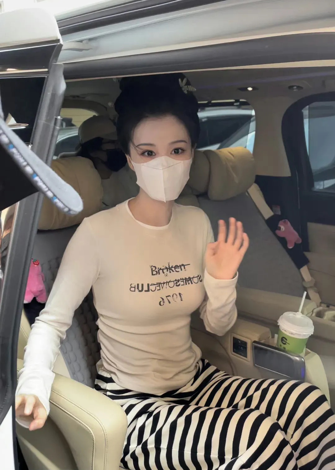 任凭人网友怎么骂，王楚然依然有戏拍。之前就有人分析过，除非网友能连续三年不看她的