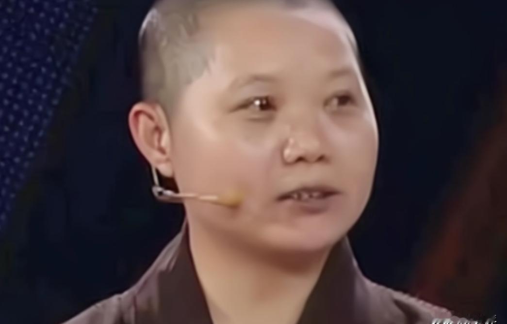 一尼姑带庵中珍宝上节目，被专家说是赝品，尼姑不仅不失望，反而笑问专家：“你可知我