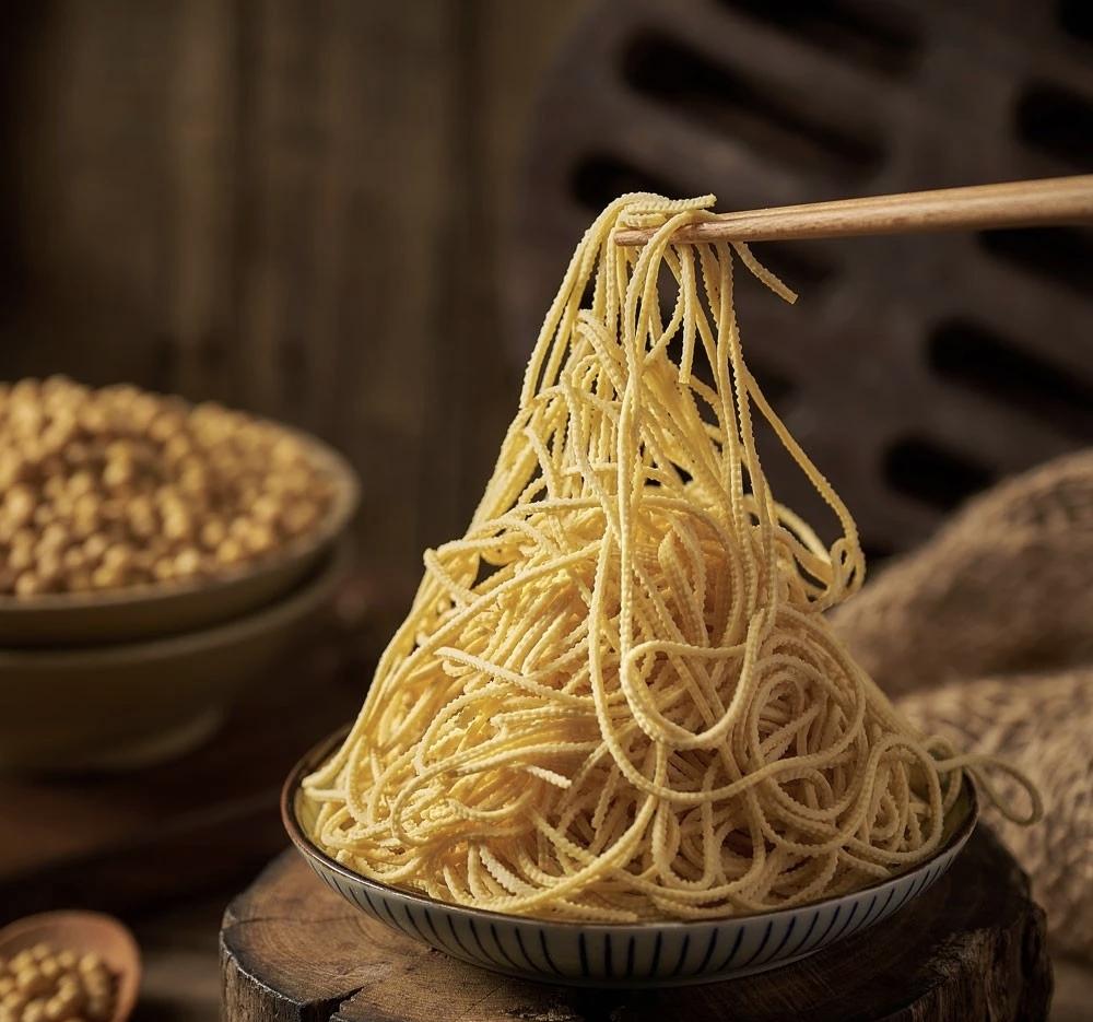 哪道题能代表东北美味？我觉得炝拌干豆腐绝对是东北菜出镜率最高的一道简单美食，别看