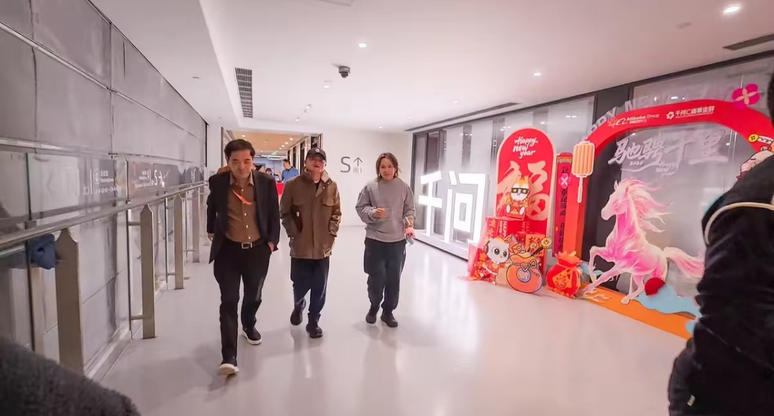 马云深夜现身阿里总部这才是阿里行走的抖+，比什么红包活动都有效