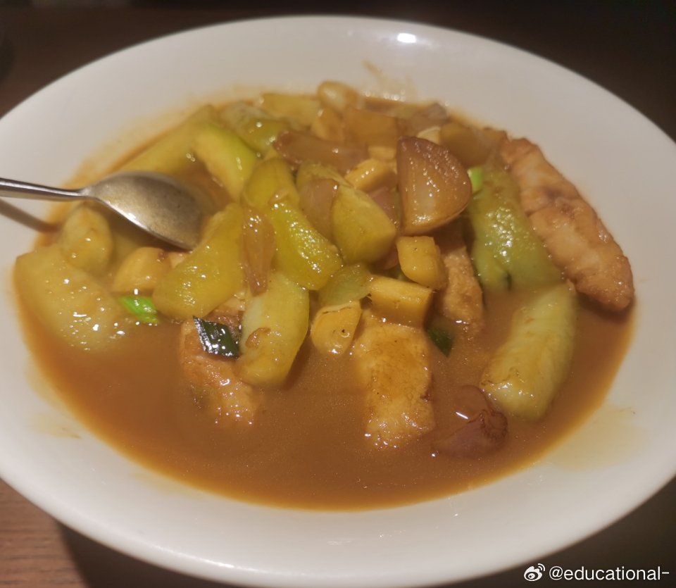 上午加班，午饭，丝瓜炒鱼块，这种鱼刺很少，都是大刺。 
