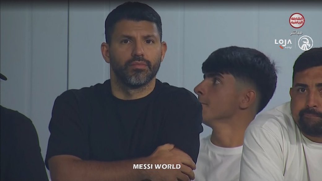 阿圭罗带着本杰明观看比赛阿根廷球迷俱乐部阿根廷vs毛里塔尼亚