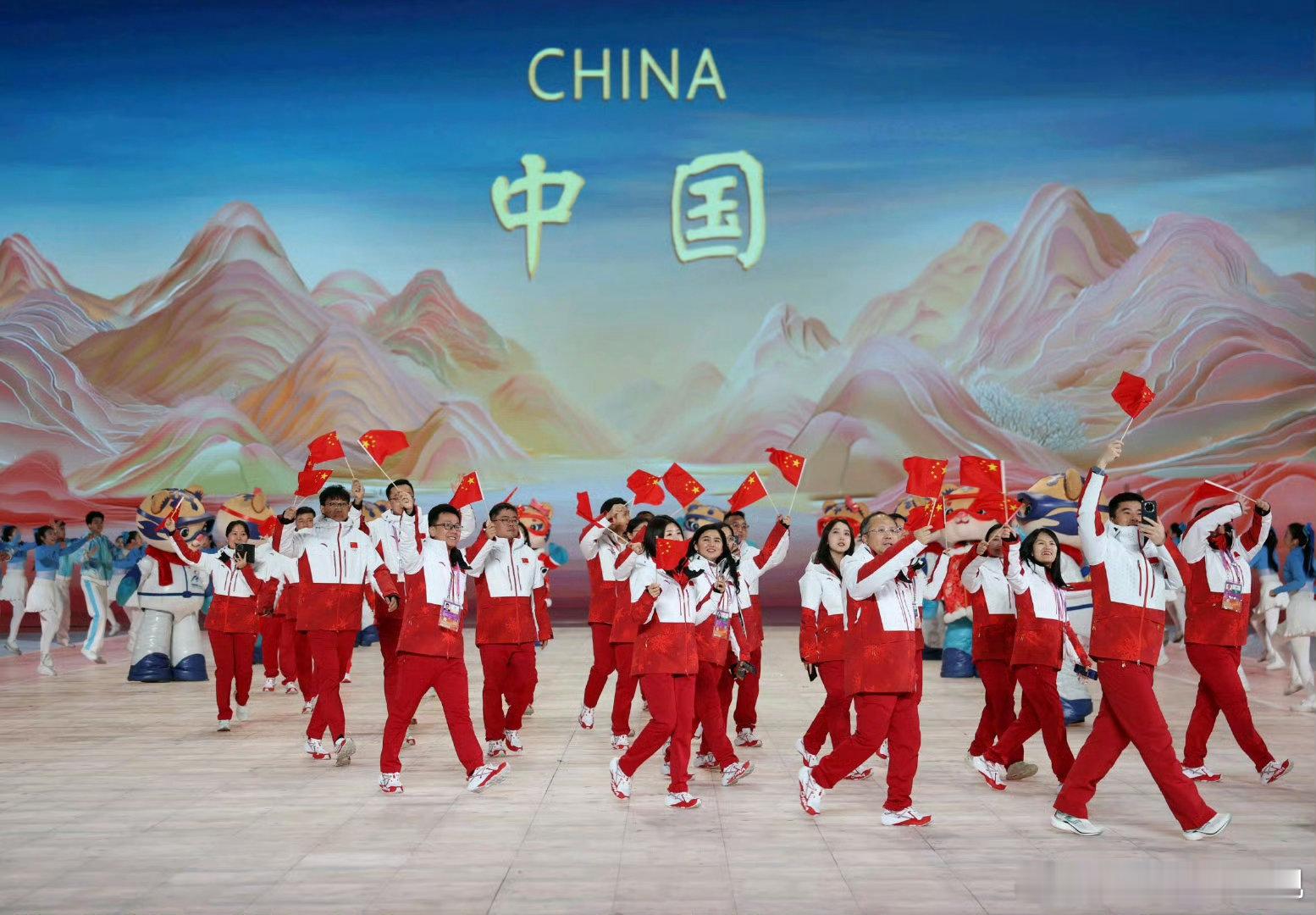 中国代表团红白配色  今晚亚冬会开幕式，中国代表团的红白领奖服简直美哭我了！红色