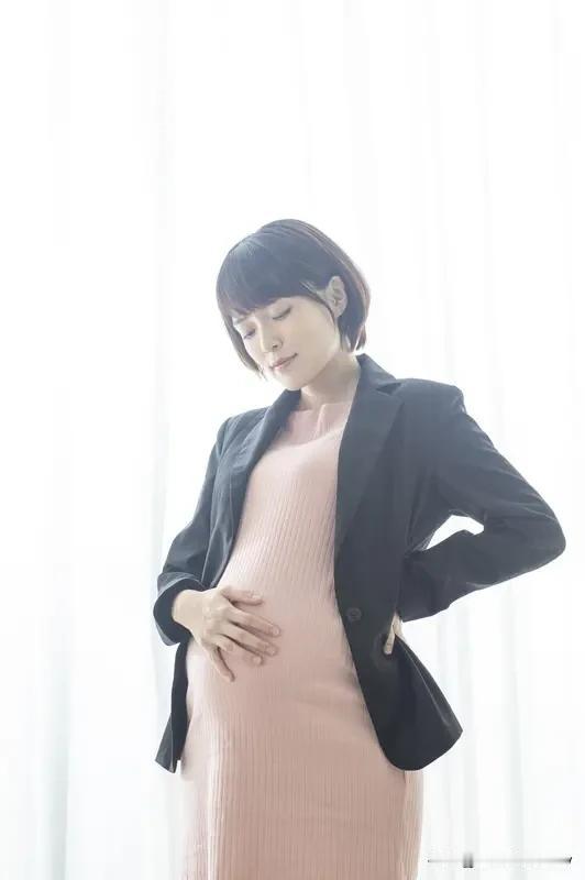 未婚生子当然可以要求男友支付抚养费。从法律层面讲，非婚生子女和婚生子女享有同等权