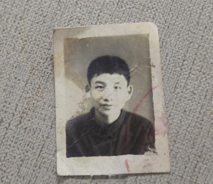 请从九张图中辨认出白敬亭本人。 