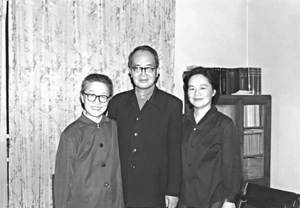 1981年，钱钟书、杨绛、钱媛一家三口在三里河寓所留念

1994年，84岁的钱