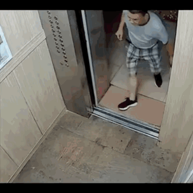 警告。
劝你不要和拿电瓶车电池的人做一部电梯。