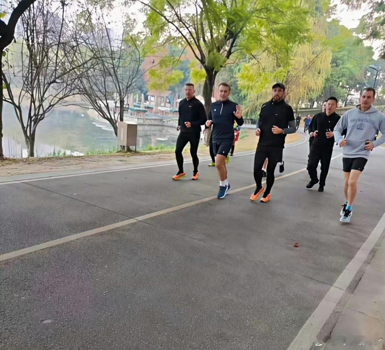 法国总统来成都晨跑这安保感觉不太严呢在我的印象中感觉得有一堆人围在前后左右～法国