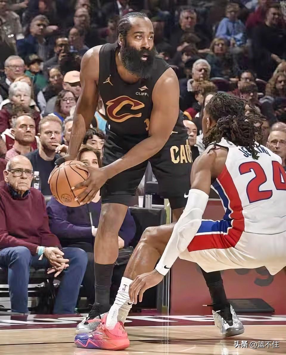 骑士险胜活塞，原因有三。

1，哈登拇指伤势影响投篮手感，个人失误数偏多，但施罗