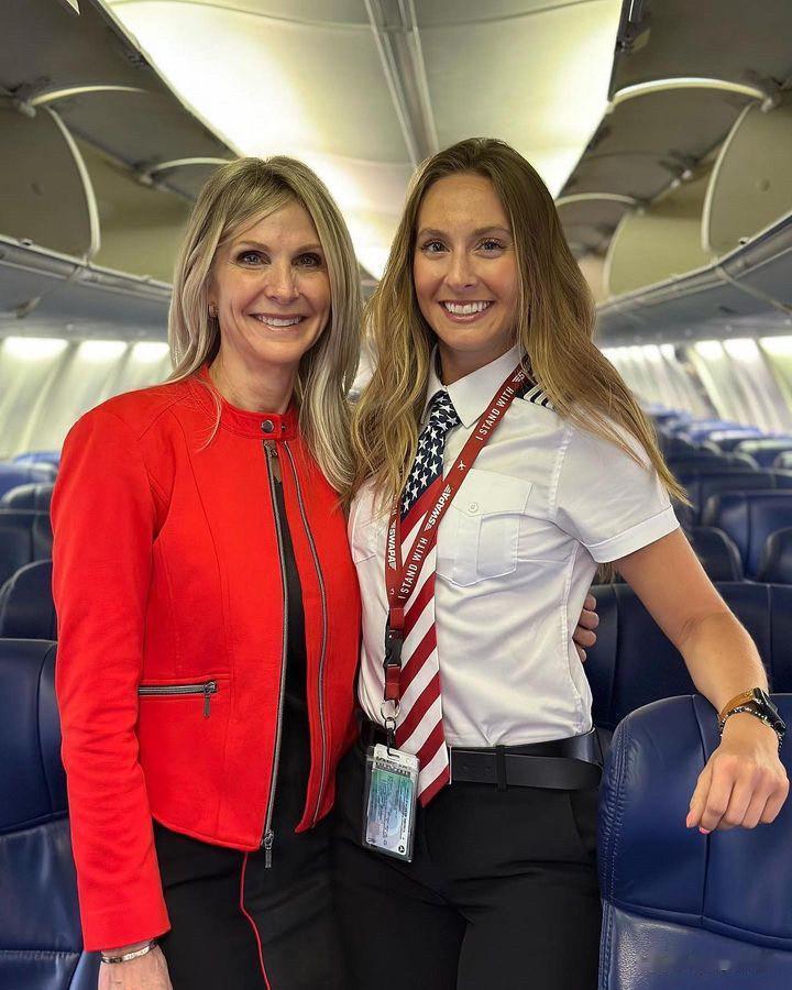 航空界的母女搭档，母亲辛迪曾经在美西南航空工作25年，女儿艾莉克斯现在是美西南的