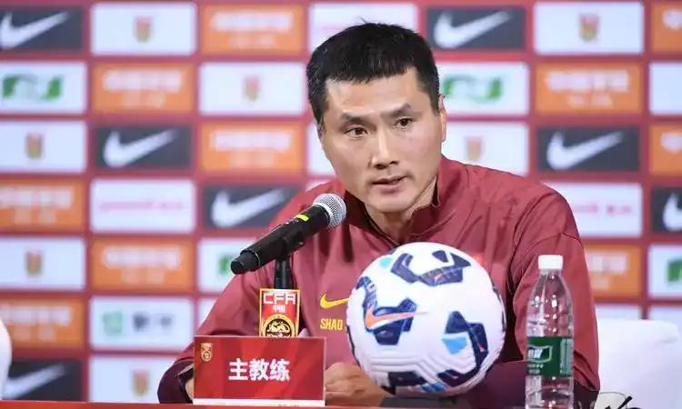 不懂就问：那些“国家教练”的老婆孩子，为啥都在国外？

一边是国字号教练在国内带