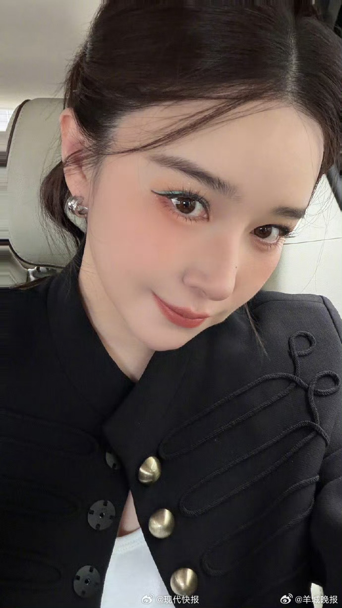 【#阚清子第一次尝试薄荷眼妆#】4月2日，阚清子解锁全新妆容：第一次尝试薄荷眼妆