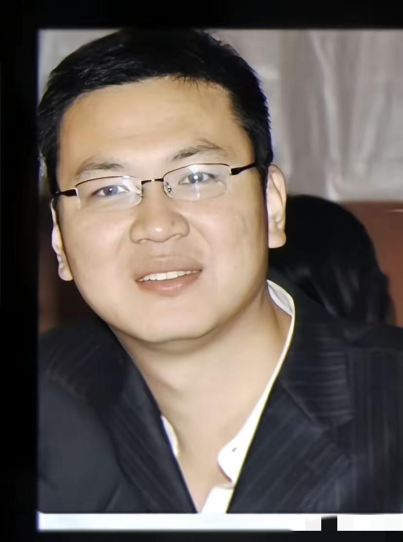 他常年隐姓埋名专碰社会黑暗面，像梅姨案，他陪申军良找孩子十年，帮了好多被拐家庭，