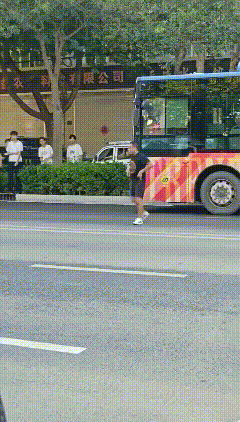 看完这段视频不由得捏一把冷汗！马路之上，这名中年男子径直走向行驶中的公交车，找准