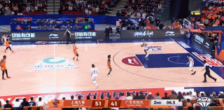 张镇麟直接封盖了麦考尔，他的身体天赋确实非常出色。上海男篮vs广东男篮