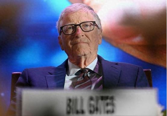 比尔·盖茨罕见拉响全球警报：AI 或致 10 亿人死亡。
 
在即将播出的 NB
