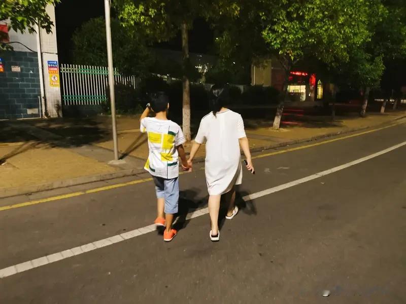 为什么越来越多的人喜欢谈姐弟恋? 现在姐弟恋越来越火，社交平台上到处都是，身边相