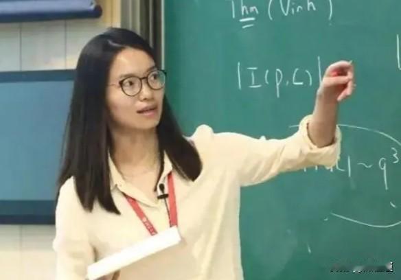 菲尔兹奖得主王虹年收入三四百万、佩戴卡地亚戒指引争议！一句大实话：科学家本来就该