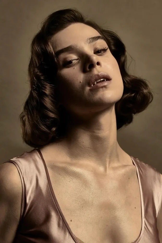 《罪人》最近释出的一张宣传照海莉·斯坦菲尔德 饰演 玛丽（吸血鬼化后的基本妆容?