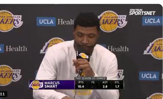 斯玛特有点懊悔，挠挠头，有点失落的表情，斯玛特在跟马刺的比赛中投中了4个三分球，