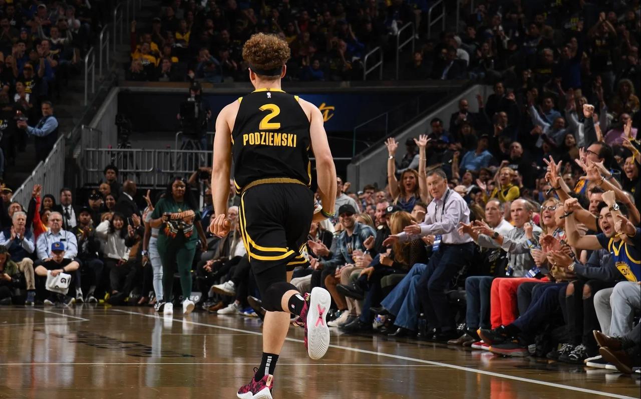 “波姐”波杰姆斯基在今天对阵凯尔特人的比赛的第二节末端被顶到腰部，腰部拉伤，受伤