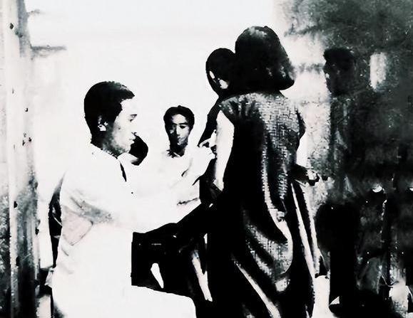 1940年，18岁的袁竹林被日军轮番糟蹋，后来她怀孕了，日军得知后，逼迫她躺倒在