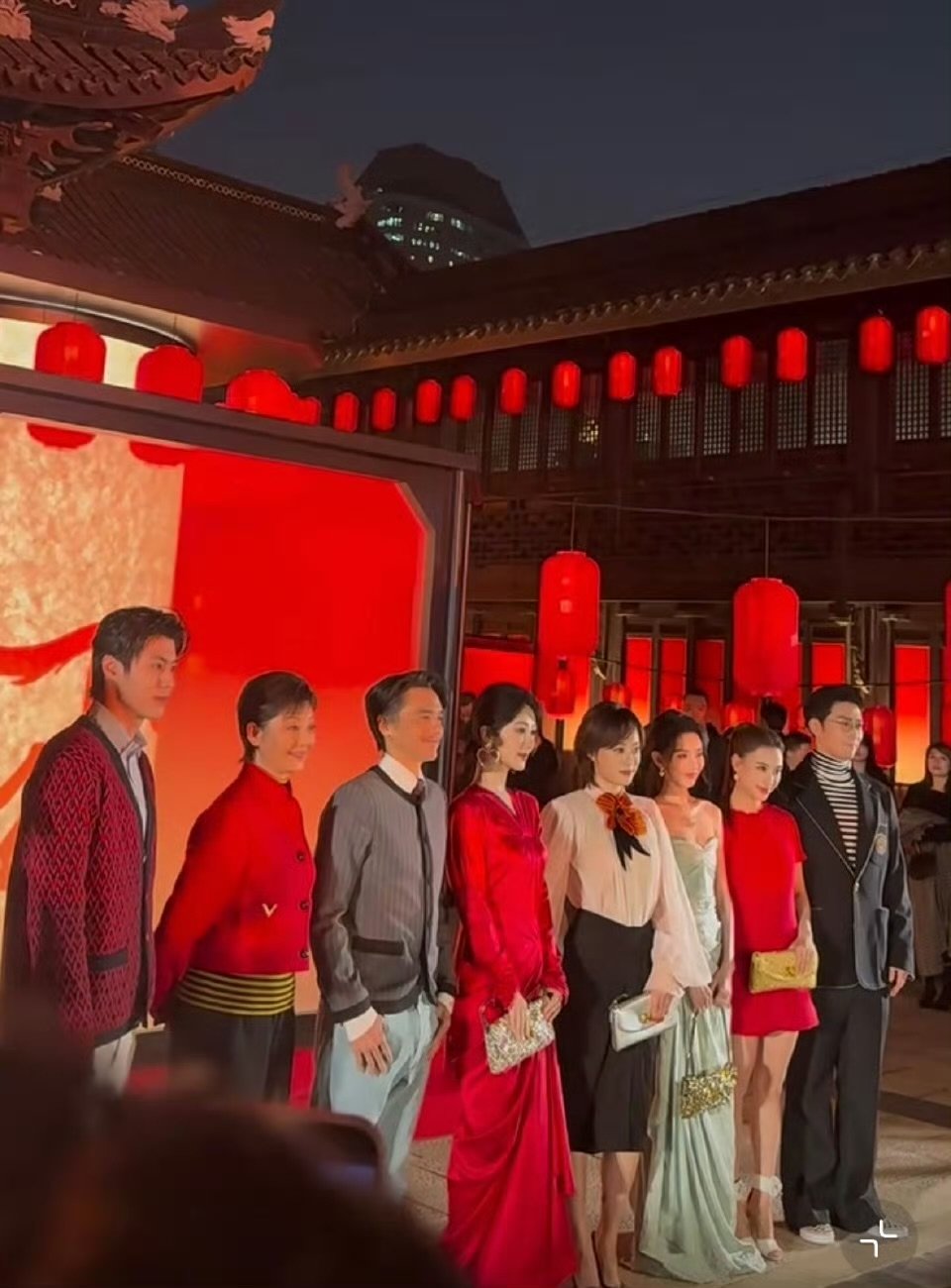 华伦天奴活动大合照孙俪杨紫合照双c哇哦孙俪杨紫双C 